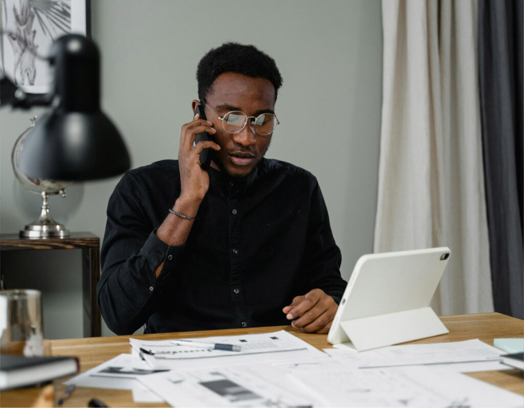 How did the number of large deals influence the healthcare private equity market in 2024